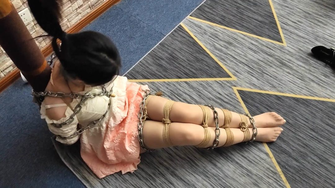 一绳所爱定拍————卢曼莹被劫持，惨遭捆绑放置，头发悬吊+严密驷马捆绑-7