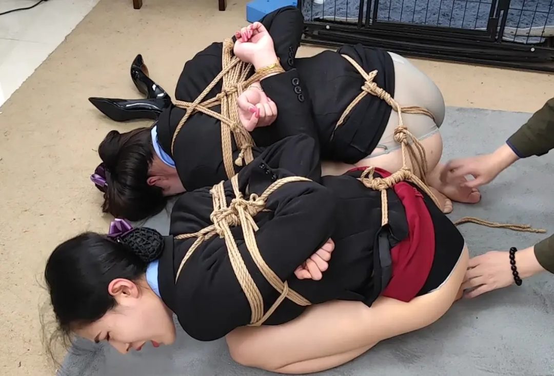 随心原创 制服姐妹花 股绳拔河 双人口球流口水-3