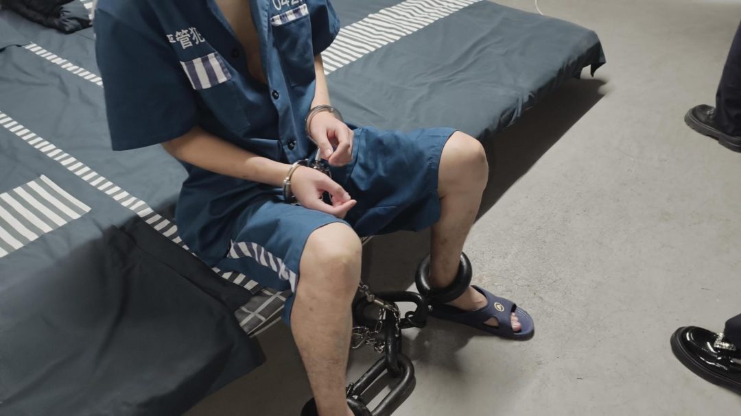【忘忧社工作室】李阳以涉嫌逮捕并带回局里。在局里，李阳被审问，但他拒不交代自己的犯罪经过，并表现出挑衅态度-4
