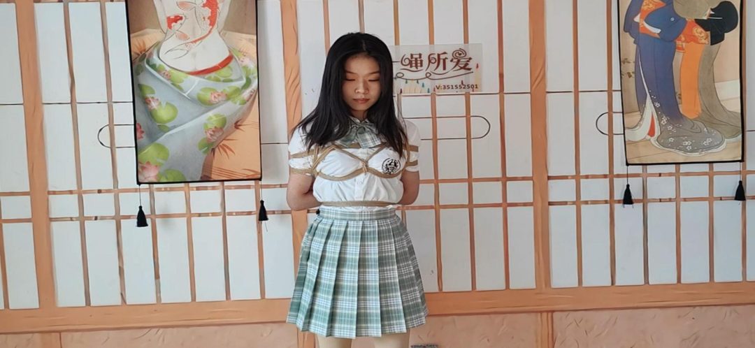 娜娜大号口球堵嘴《日式并腿海老和日式极限驷马放置》及访谈，大号口球撑满嘴，只能任凭口水一直流驷马拉得太紧给娜娜痛得挣吟-1