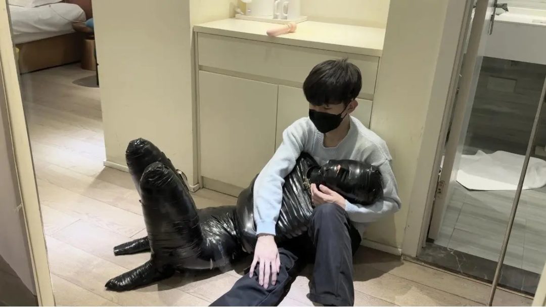胶带分腿全包堵嘴蒙眼 被包裹用上郊狼电击放置折磨 只能无助呻吟-7
