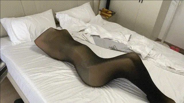 一层层的丝袜全包成了木乃伊，完全无法逃脱，将妹妹多层丝袜全包-3