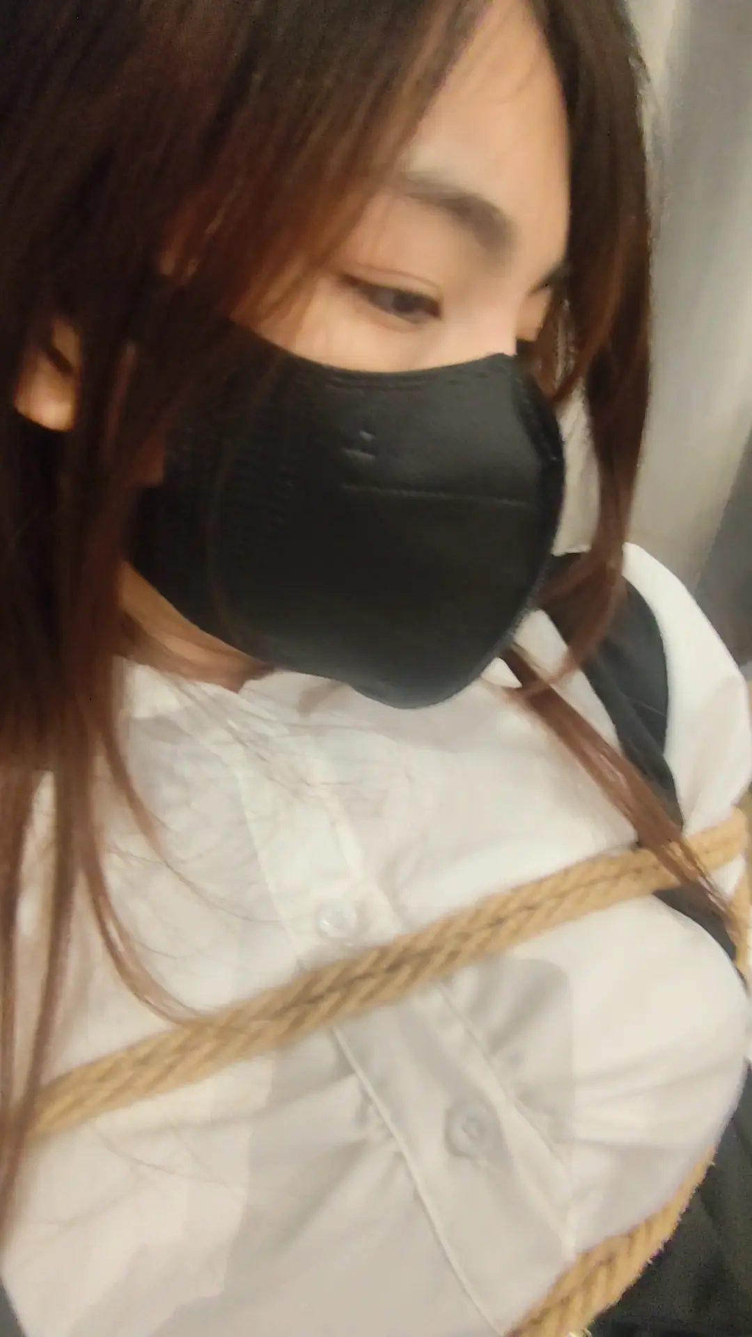 【鱼果儿】鱼果儿我没想到第一次和大家说话，没想到被迫塞着小东西就是绑着向大家求饶请求大家放过我（嘻，其实心里还是又享受又害怕的~看我的眼神）而且要打就打，干嘛吓唬我？-1