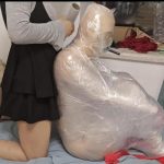 女M团缚保鲜膜全包木乃伊，呼吸管喝水（呛到不负责），塑料袋实验手部包成小拳头，踩踏，放置玩弄，控制呼吸