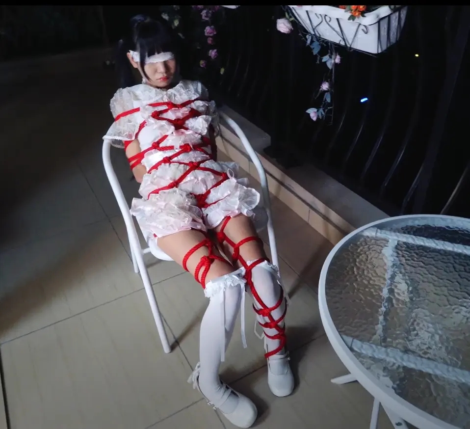 Lolita小姐姐菱缚，晚上捆绑着在阳台吹风-5