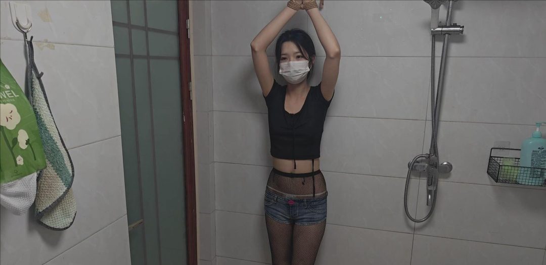 《GD绳束》（私人定拍）模特桃桃 穿高跟渔网袜鞋强行站立 真空 湿身 沐浴露 涂抹全身-4