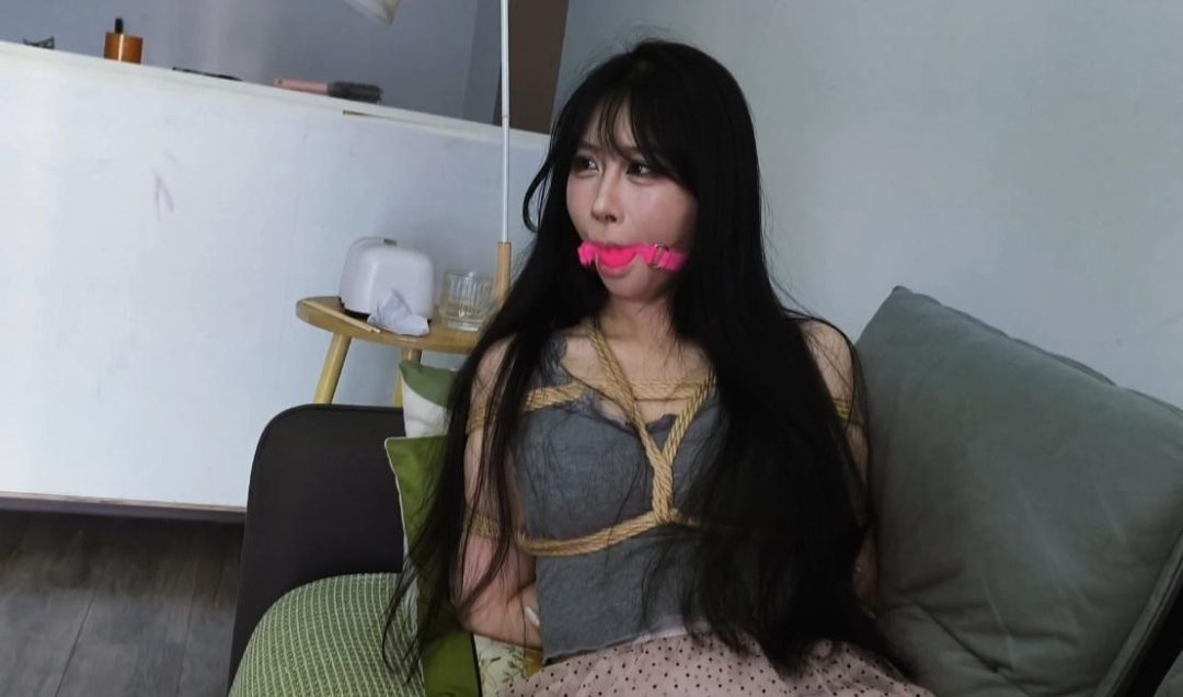 【禾一原创】（私人订制）姐姐玩绳子被弟弟发现强制捆绑紧缚调教-3