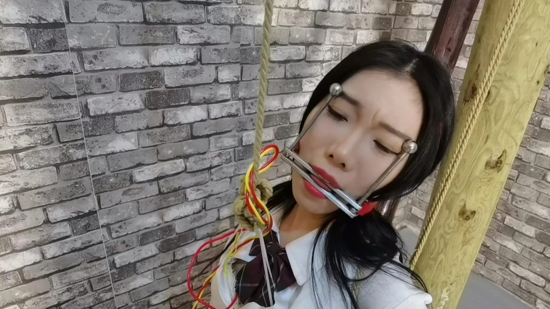 月仙儿被绑在老虎登上,把lu头通过2个滑轮吊在身后的手碗上,手只能偏上举着,往屁股方向拽着lu头痛,,还要遭受电击刺激,太痛苦了-8