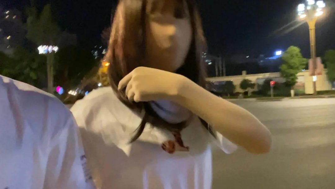 久违了zentai，就用全包的方式让大家看下小晓日常生活下的样子吧，户外穿全包露出，吸引路人眼球寻求刺激感-6
