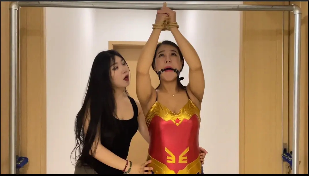 神奇女侠ryona羞辱展示（二） 舔脚 口球 挣扎 凌辱 踩踏 折腿 女调女 挑逗 闻脚 COSPLAY-3