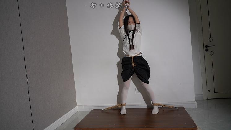 学生妹“民国风”驷马+双手抱头TK挠痒痒，双手举起，脚铐束缚调教不断！-6