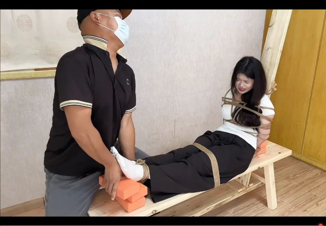 执法人员擒获嫌疑人后，竟采用老虎凳这种残酷手段逼取口供，最终将嫌疑人掐到在老虎凳上昏迷不醒-4