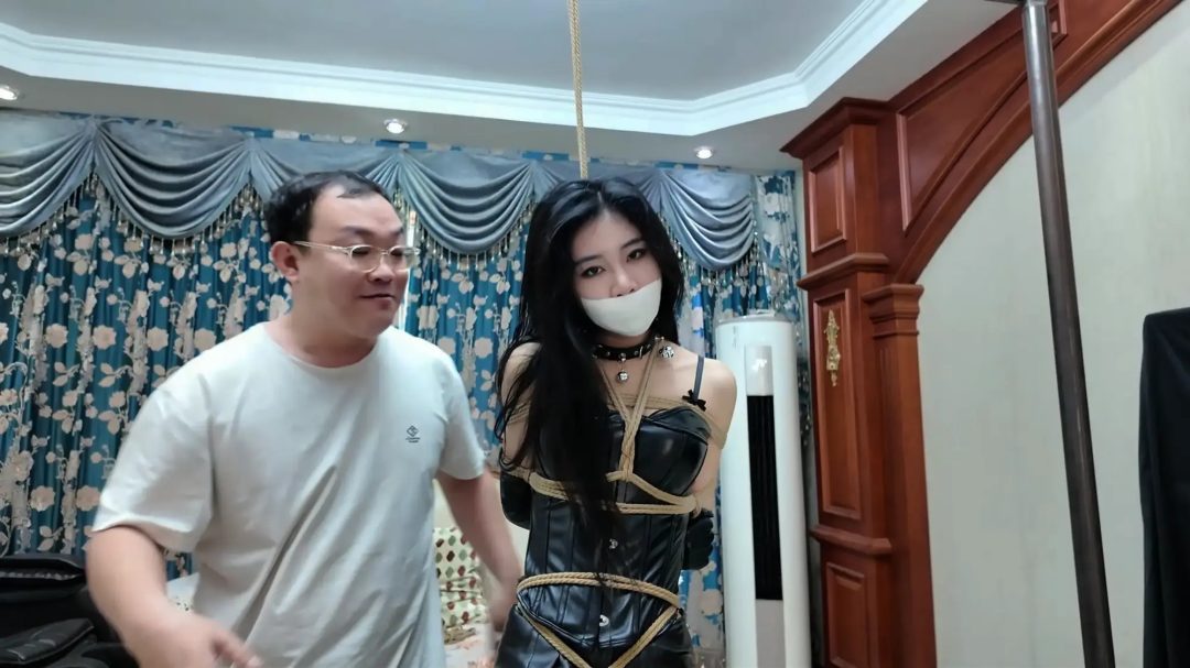 《福美礼品店·验货驯服！高傲官官终成M》【超美神颜】【黑丝玉足】【验货互动】【玩臀挠脚】【套手紧束】-3