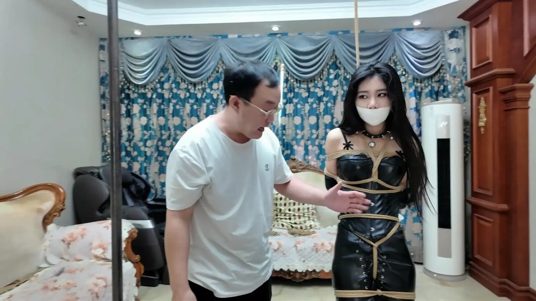 《福美礼品店·验货驯服！高傲官官终成M》【超美神颜】【黑丝玉足】【验货互动】【玩臀挠脚】【套手紧束】-1