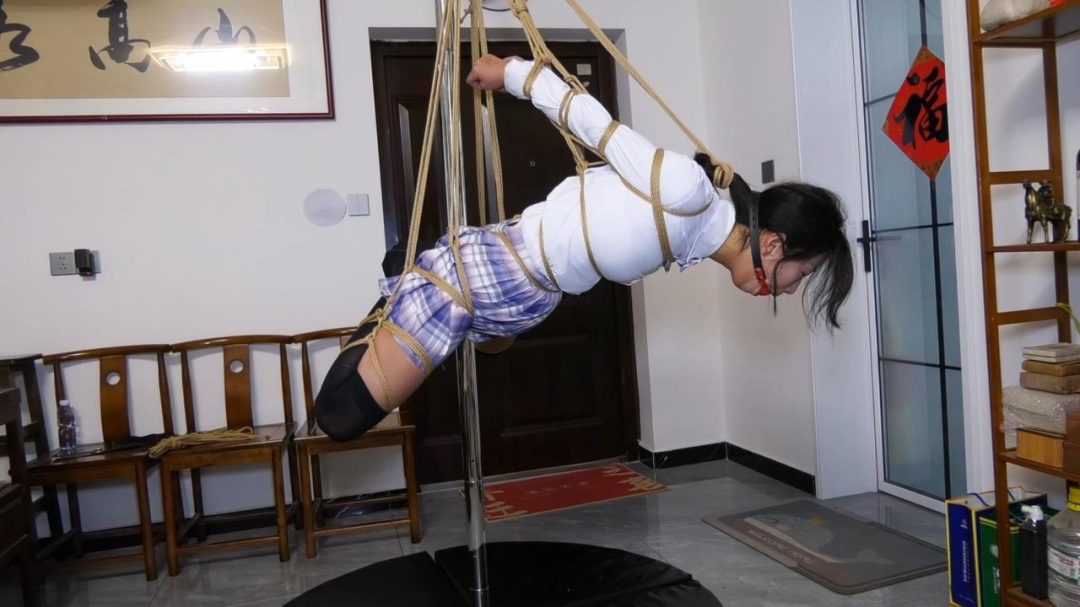 新片《一根钢管花样缚》被绑架的JK服的女学生花样捆缚-6