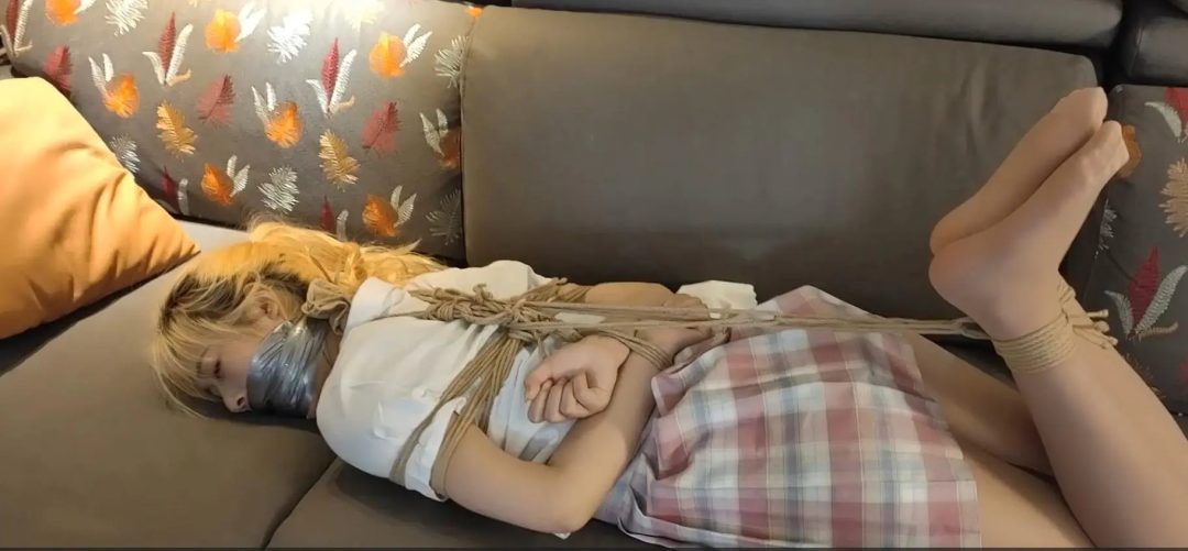 晓晓在家被劫持-4