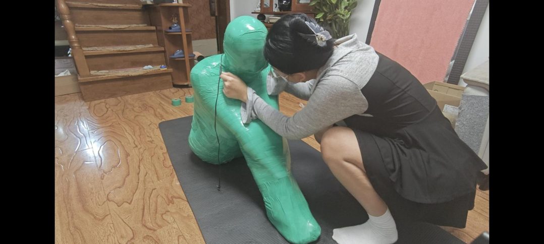 圣诞节礼物绿色全包木乃伊,女M团缚紧致全包,将呼吸空间密封到最小,控制呼吸,最后做成圣诞树摆件放置-5 圣诞节礼物绿色全包木乃伊,女M团缚紧致全包,将呼吸空间密封到最小,控制呼吸,最后做成圣诞树摆件放置-5