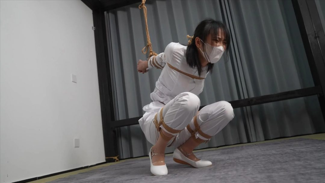 象人定拍-嗷嗷-护士系列2，并肘直臂，折腿放置，脚上穿着强制踮脚辅助器-7