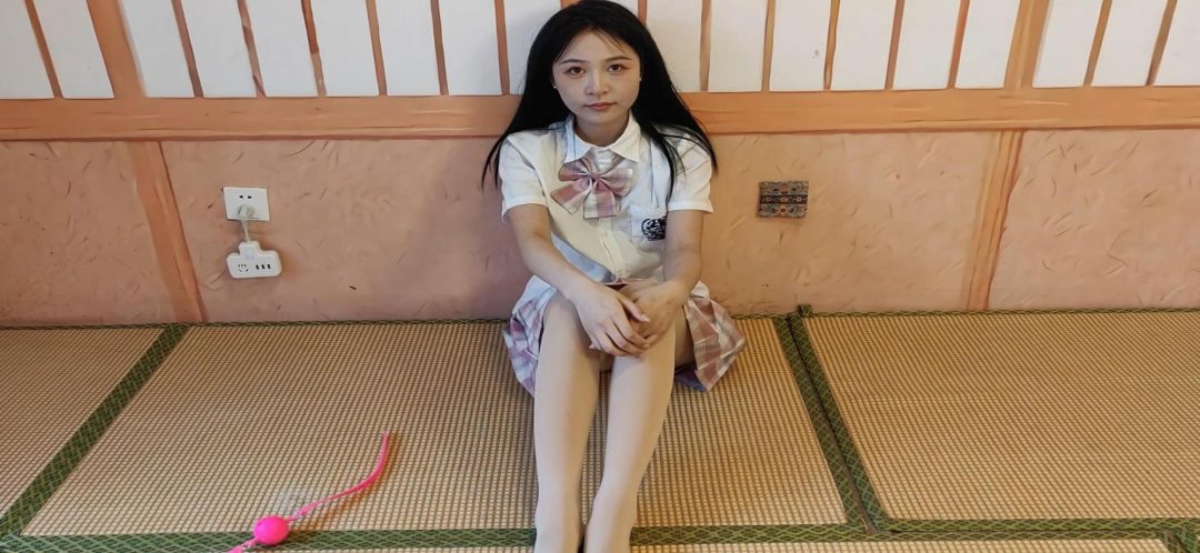 新模梦瑶，大号口球《直臂和日式放置以及驷马放置，模拟被绑架逃脱自救及访谈》19岁的甜美女孩，梦瑶，初次接触绳艺，这次叫她模拟被绑架后自救，绑完后假装有事离开，留她一个人独自挣扎，演技非常棒！全程都在挣-12