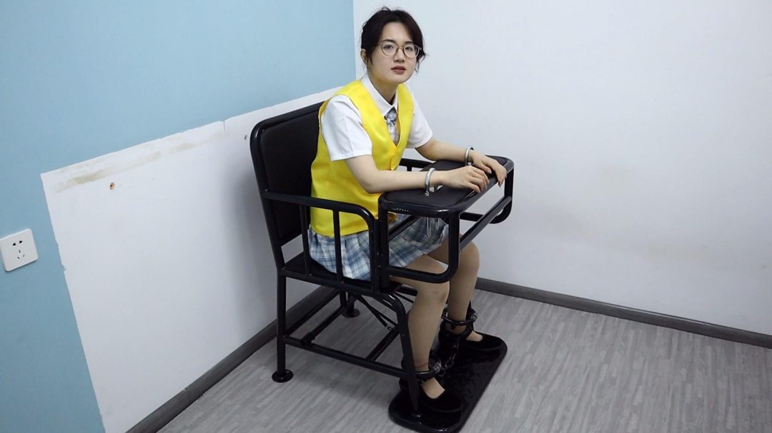 萌妹子汤圆 身为学生会副主席贪污公款被捕 狱中抽烟被狠狠惩罚 挠脚挠全身TK 手铐脚铐脚趾铐 全程肉丝布鞋-13