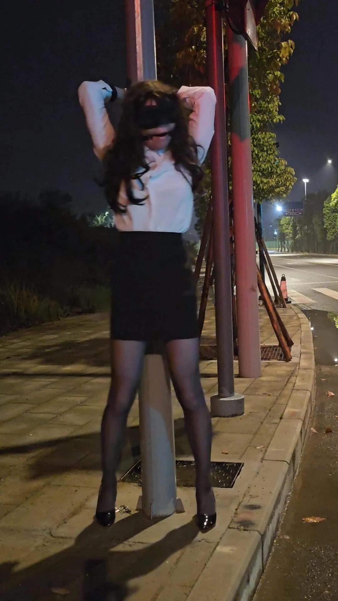 户外OL蒙眼口球背铐在红绿灯杆SubM-2