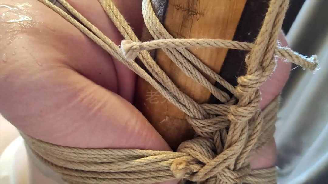 初心《紫涵闷热汗湿捆绑下》【熟女/丝袜高跟内衣/丝袜堵嘴/汗湿/柱缚蹲马步】-6