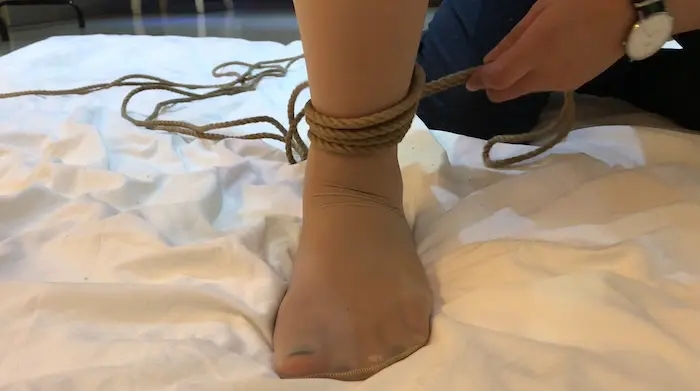 【高质量剪接，精品推荐，最新力作】精湛绳艺作品，绳师和模特倾力演出，丝袜吊缚最新口枷体验。-9