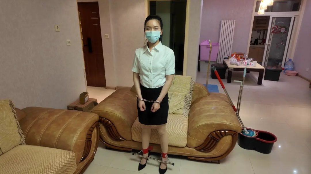 高价的保洁 按照我的要求打扫卫生 手脚固定 骚货保洁勾引我 我实在没忍住才摸摸的-1