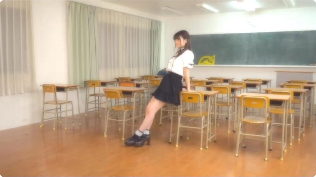 可愛い服でパンチラ見せつけながら足こきご奉仕する女の子に辛抱できなくなり着衣SEX-7