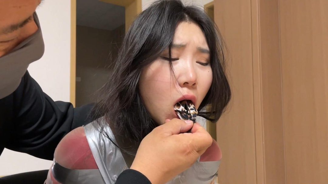 【云雀定拍】居家休息的吴晗遭丝袜全包，逃跑失败后被歹徒掳走-6