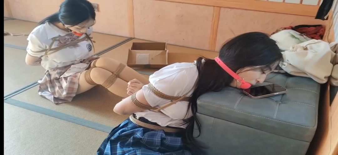 慧慧和她的好闺蜜颖颖《快递陷阱之闺蜜双双被绑架》慧慧买了新鞋子,拿着快递就到闺蜜颖颖家一起分享,一起拆开快递盒子,结果一拆开里面是很多绳子,和两个大号的口球还有两双丝袜,慧慧便用手机拍完照就去快递站去-15 慧慧和她的好闺蜜颖颖《快递陷阱之闺蜜双双被绑架》慧慧买了新鞋子,拿着快递就到闺蜜颖颖家一起分享,一起拆开快递盒子,结果一拆开里面是很多绳子,和两个大号的口球还有两双丝袜,慧慧便用手机拍完照就去快递站去-15