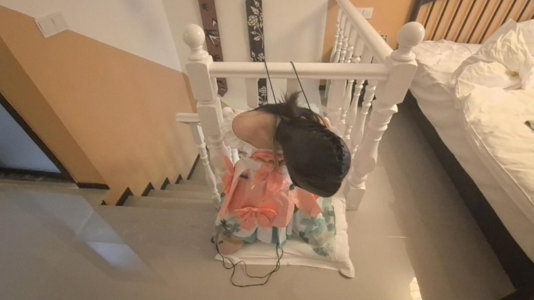 瑶妹来解锁kiss toy突突更多玩法 继续体验两位数入潮 鸭子坐木马突突入潮 强制分腿入潮 跪立电击皮革头套呼控 昏迷了不要紧-7 瑶妹来解锁kiss toy突突更多玩法 继续体验两位数入潮 鸭子坐木马突突入潮 强制分腿入潮 跪立电击皮革头套呼控 昏迷了不要紧-7
