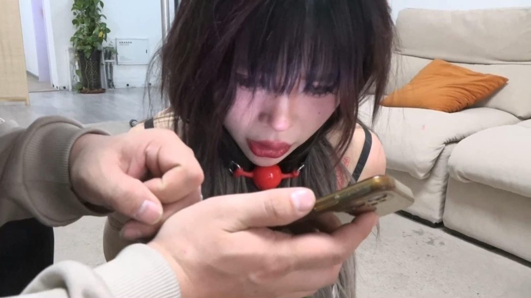 【逍遥定拍】男友的情人被自己卖掉后，被男友逼迫换上她的衣服 一番玩弄后最终也被卖掉-4