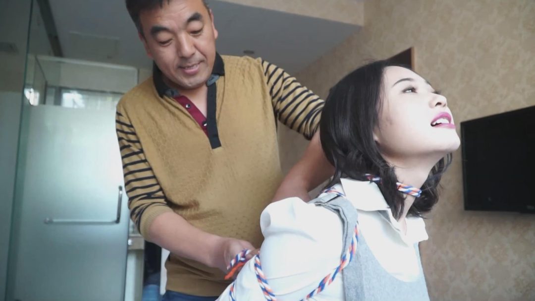 逍遥定拍130分钟剧情大片《换换游戏合集》讲述捆绑换妻蒙眼堵嘴的故事，邢嘉妮与高娃联袂出演-9