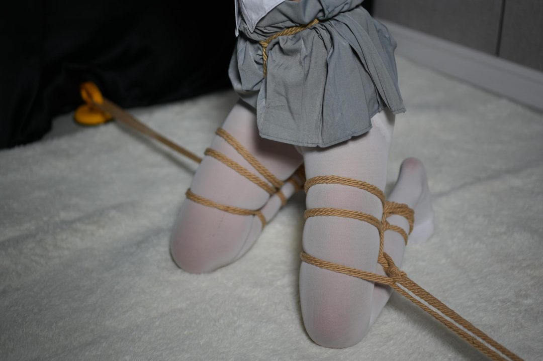 白丝袜与水手服妹妹的绳缚调教历险记-4