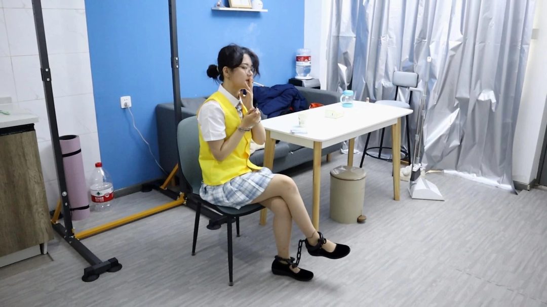 萌妹子汤圆 身为学生会副主席贪污公款被捕 狱中抽烟被狠狠惩罚 挠脚挠全身TK 手铐脚铐脚趾铐 全程肉丝布鞋-14