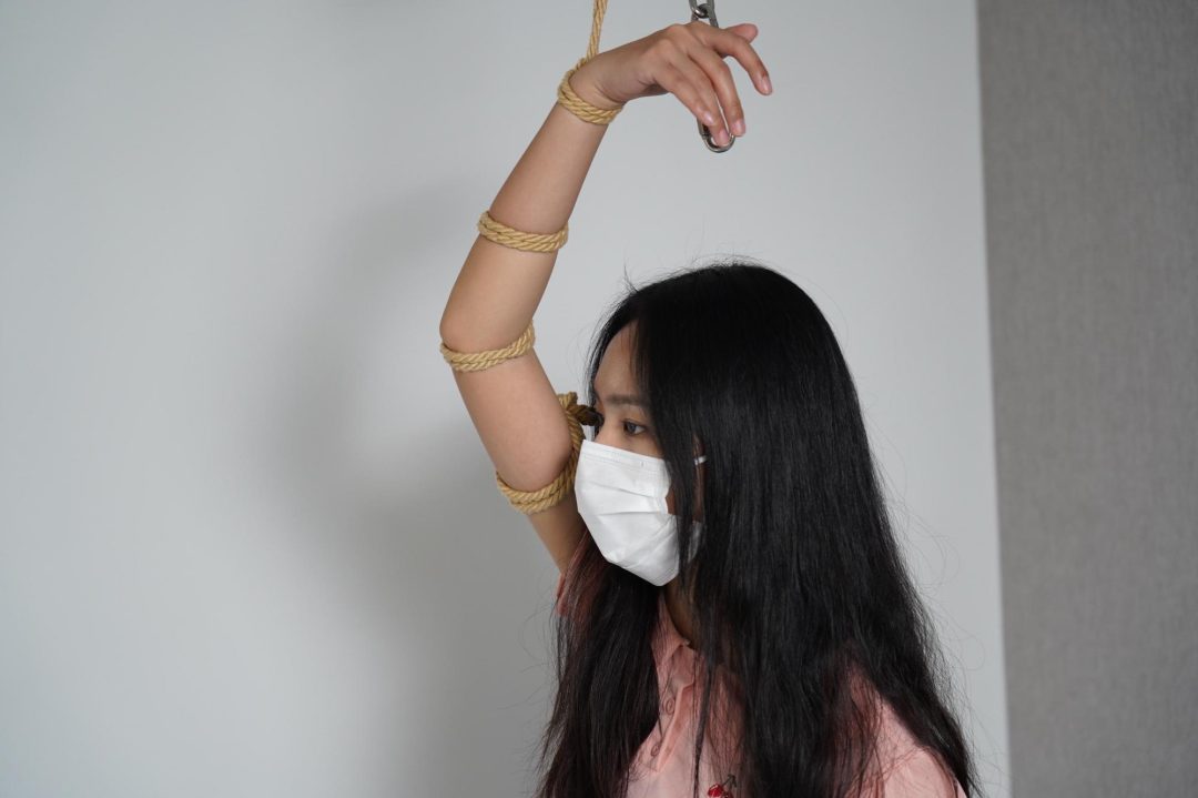 【灰太狼的羊】高冷女神体验游戏失败遭“绳艺吊缚+挠痒痒”-1