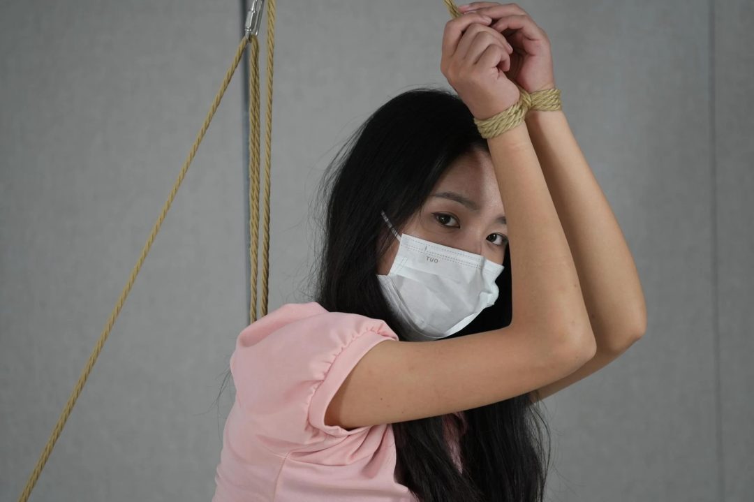 【灰太狼的羊】高冷女神体验游戏失败遭“绳艺吊缚+挠痒痒”-4
