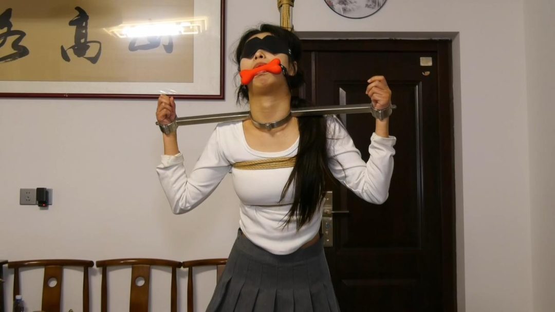 新片《不锈钢镣铐拘束》被钢铐束缚的女学生-8
