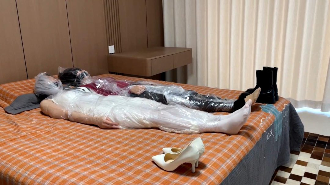云雀定拍—《致命凶宅》上，柳杨租房遇鬼宅，与室友一起被驷马捆绑，绷带完全缠绕封头+塑料袋透明胶带全包-10