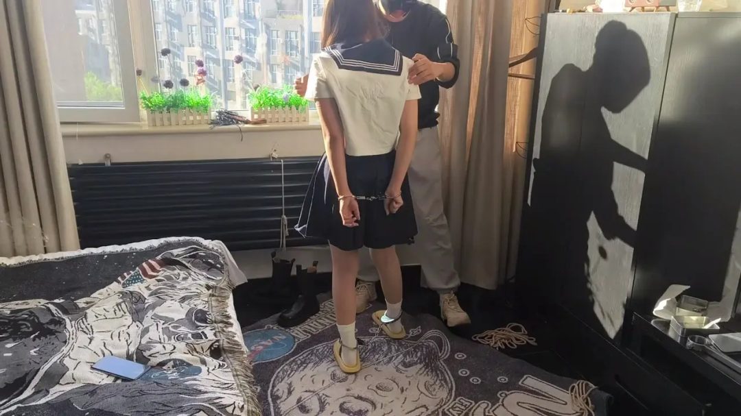 校服美女被镣铐抓捕刑具拘束胶带束缚-2