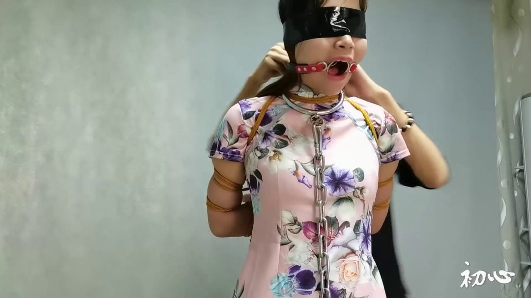 女M潇潇体验五花紧绑，镣铐铁链捆绑调教-1