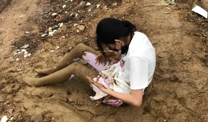 粉色jk白丝工地旁玩泥玩水-5