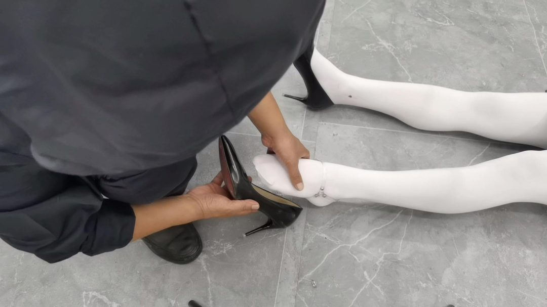 JK少女被抓获,宁死不供出团伙,那就让其尝尝脚钉的厉害.-2