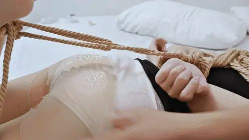 《幻想被绑的女孩-1》JK变装黑色包臀裙，反差，清纯萝莉背后的一面，撕扯丝袜，驷马，肉丝，按摩-6