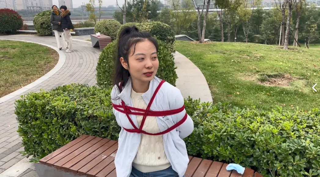 蹦跳训练 脚绑起来 蹦着上下台阶 增加难度蹲着慢慢蹦 慢慢向前走动 中间好几次差点摔倒路人看到模特做这些奇怪的动作，异样的眼光 心里害怕 刺激心血来潮 无比的激动 真的怕他们来问这是在干什么-2