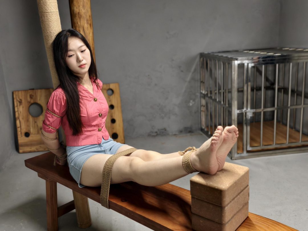 【忘忧社工作室】新模特美女记者林嘉来名叫忘忧社的监狱风格体验馆体验，当女犯的一天，带手铐脚铐，脚镣，以及犯人不听话会遇到的各种刑罚，后高手吊起来，关笼子，上老虎凳等，度过了难忘的一天。-13
