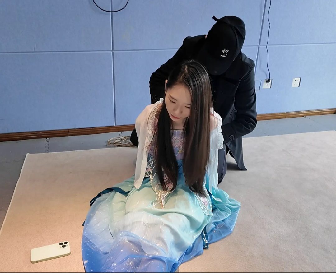 汉服学姐被捆绑带走-3