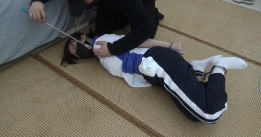 【琳媚】 校服小白袜子女孩被手臂銬 挣扎不开又捏又挠好气人-3