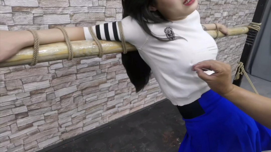 学生希希在小树林在看小说,被2个歹徒塞入麻袋,装进后备箱拉到密室里,索要钱财无果,将她折磨至死,用麻袋包裹准备投进臭水坑里-8